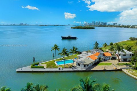 Casa en venta en Miami, Florida, 5 dormitorios, 481.61 m2 № 1220617 - foto 1