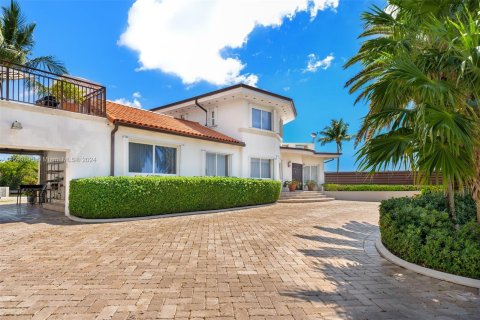 Villa ou maison à vendre à Miami, Floride: 5 chambres, 481.61 m2 № 1220617 - photo 11