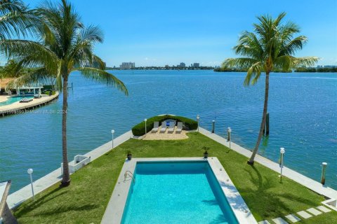 Villa ou maison à vendre à Miami, Floride: 5 chambres, 481.61 m2 № 1220617 - photo 3