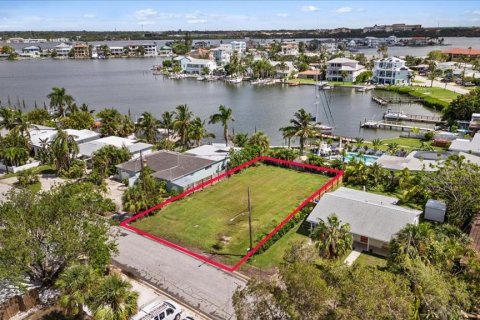 Terreno en venta en Madeira Beach, Florida № 1349005 - foto 1