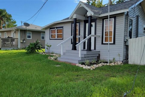 House in Clearwater, Florida 4 bedrooms, 123.28 sq.m. № 1349004 - photo 1