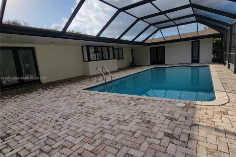 House in Palmetto Bay, Florida 4 bedrooms, 195.28 sq.m. № 1075195 - photo 11