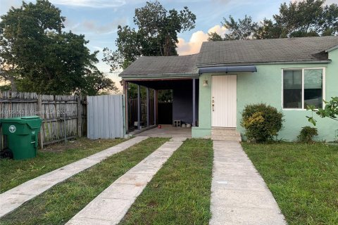 House in Miami, Florida 2 bedrooms, 64.29 sq.m. № 1075255 - photo 2