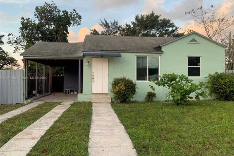 Villa ou maison à vendre à Miami, Floride: 2 chambres, 64.29 m2 № 1075255 - photo 1