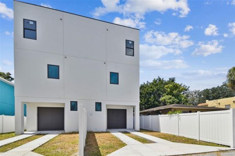 Adosado en venta en Tampa, Florida, 3 dormitorios, 213.68 m2 № 1295828 - foto 2