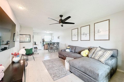 Condominio en venta en New Port Richey, Florida, 1 dormitorio, 62.43 m2 № 1234863 - foto 1