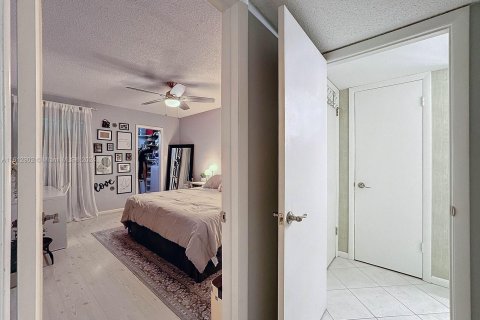 Condominio en venta en New Port Richey, Florida, 1 dormitorio, 62.43 m2 № 1234863 - foto 18