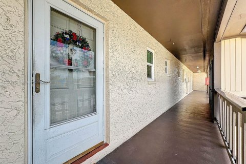 Condominio en venta en New Port Richey, Florida, 1 dormitorio, 62.43 m2 № 1234863 - foto 23