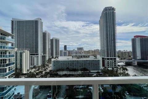 Condo in Hollywood, Florida, 1 bedroom  № 1292390 - photo 4