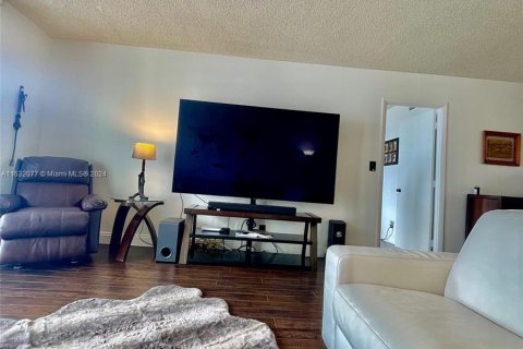 Condo in Hollywood, Florida, 1 bedroom  № 1292390 - photo 11