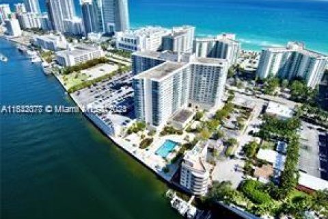 Condominio en venta en Hollywood, Florida, 1 dormitorio, 83.61 m2 № 1292390 - foto 1