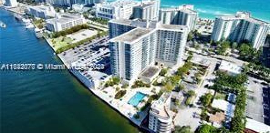 Condominio en Hollywood, Florida, 1 dormitorio  № 1292390