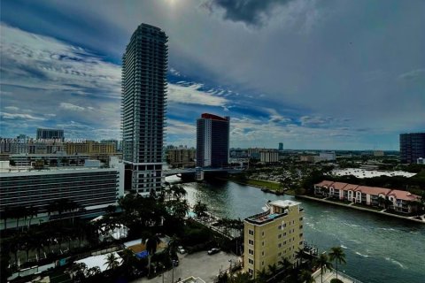 Condo in Hollywood, Florida, 1 bedroom  № 1292390 - photo 3