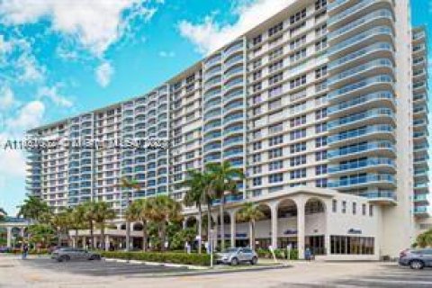 Condo in Hollywood, Florida, 1 bedroom  № 1292390 - photo 2