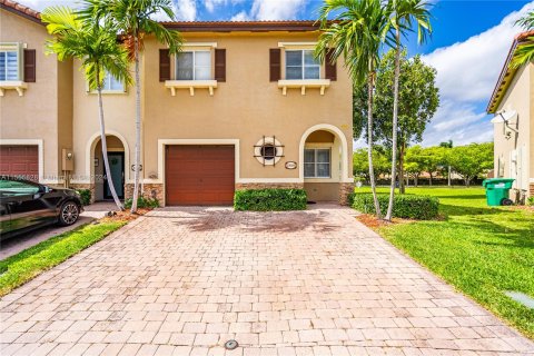 Casa en venta en Cutler Bay, Florida, 3 dormitorios, 168.34 m2 № 1077324 - foto 1