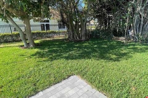 House in Riviera Beach, Florida 3 bedrooms, 117.71 sq.m. № 1074851 - photo 1