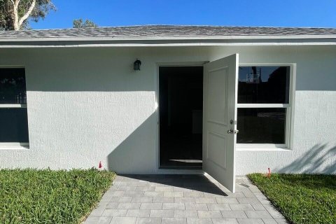 House in Riviera Beach, Florida 3 bedrooms, 117.71 sq.m. № 1074851 - photo 2