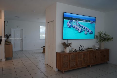 Casa en venta en Miami, Florida, 5 dormitorios, 245.26 m2 № 1356807 - foto 11