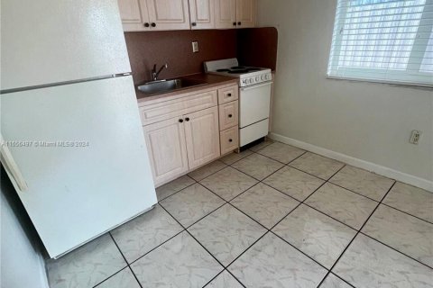 Apartamento en alquiler en Miami, Florida, 1 dormitorio, 199.93 m2 № 1356858 - foto 2