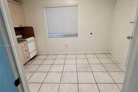 Apartamento en alquiler en Miami, Florida, 1 dormitorio, 199.93 m2 № 1356858 - foto 3