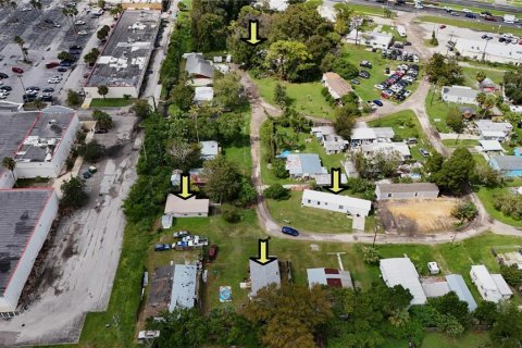 House in Port Richey, Florida 9 bedrooms, 315.31 sq.m. № 1406462 - photo 1