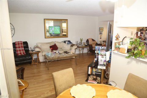 Condo in Pembroke Pines, Florida, 1 bedroom  № 1239925 - photo 15