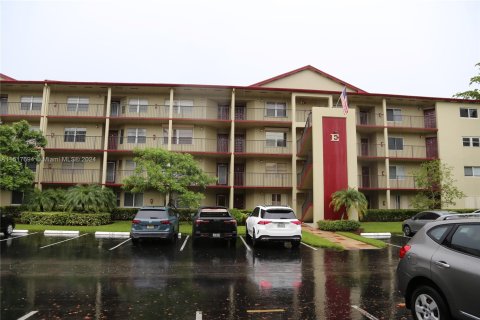 Condo in Pembroke Pines, Florida, 1 bedroom  № 1239925 - photo 1