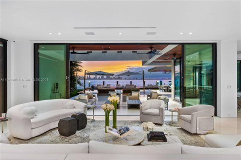 Villa ou maison à vendre à Miami Beach, Floride: 11 chambres, 1023.04 m2 № 1047103 - photo 2