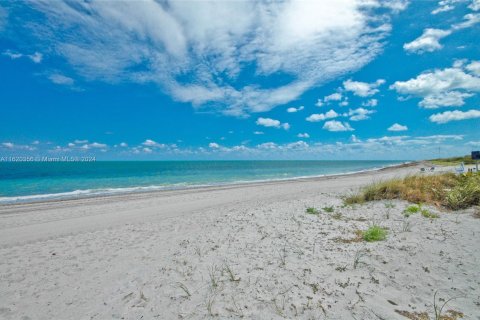 Condo in Key Biscayne, Florida, 2 bedrooms  № 1241473 - photo 10