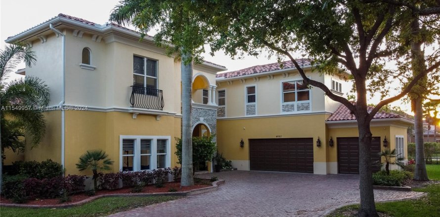 Villa ou maison à Coconut Creek, Floride 5 chambres, 482.07 m2 № 1071981