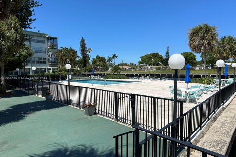 Condo in Hollywood, Florida, 1 bedroom  № 1184223 - photo 22