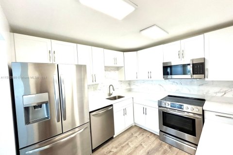 Condo in Hollywood, Florida, 1 bedroom  № 1184223 - photo 1