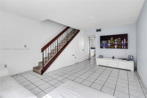 Touwnhouse à vendre à Miami, Floride: 2 chambres, 83.24 m2 № 1295203 - photo 6