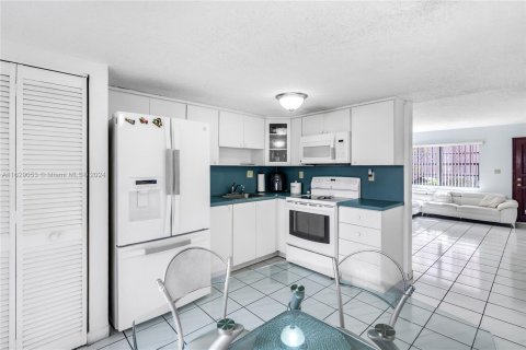 Touwnhouse à vendre à Miami, Floride: 2 chambres, 83.24 m2 № 1295203 - photo 11