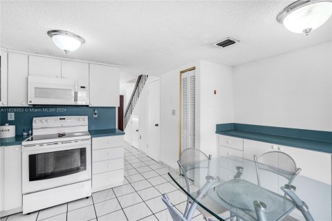 Touwnhouse à vendre à Miami, Floride: 2 chambres, 83.24 m2 № 1295203 - photo 12