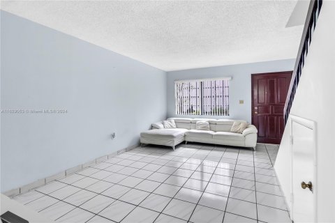 Touwnhouse à vendre à Miami, Floride: 2 chambres, 83.24 m2 № 1295203 - photo 7