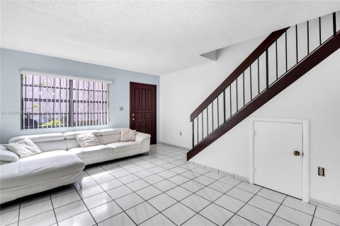 Touwnhouse à vendre à Miami, Floride: 2 chambres, 83.24 m2 № 1295203 - photo 8