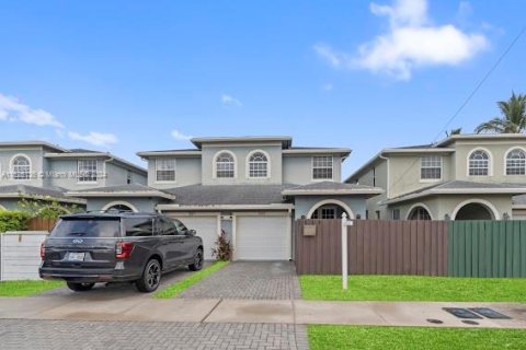 Villa ou maison à vendre à Fort Lauderdale, Floride: 3 chambres, 226.59 m2 № 1272765 - photo 1