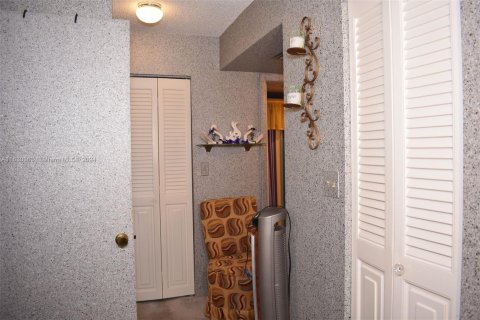 Condo in Pembroke Pines, Florida, 2 bedrooms  № 1291856 - photo 7