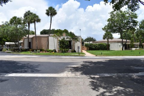 Condo in Pembroke Pines, Florida, 2 bedrooms  № 1291856 - photo 25