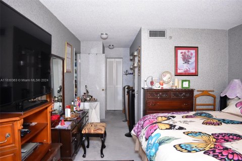 Condo in Pembroke Pines, Florida, 2 bedrooms  № 1291856 - photo 5