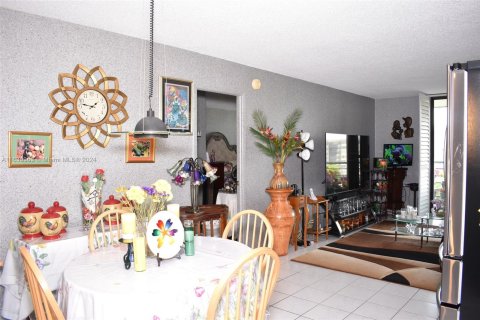 Copropriété à vendre à Pembroke Pines, Floride: 2 chambres, 102.19 m2 № 1291856 - photo 2