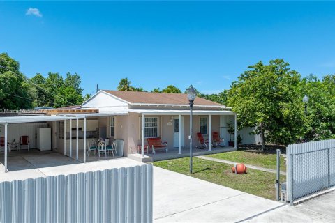 Villa ou maison à vendre à Miami Gardens, Floride: 2 chambres, 79.34 m2 № 1291857 - photo 1