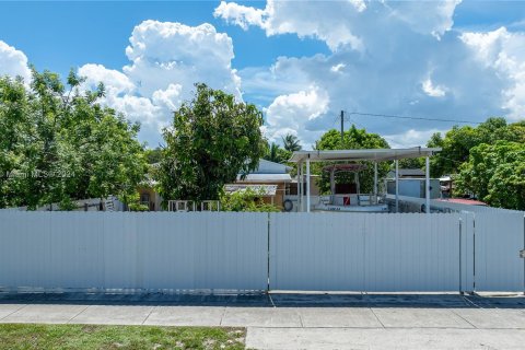 Villa ou maison à vendre à Miami Gardens, Floride: 2 chambres, 79.34 m2 № 1291857 - photo 9