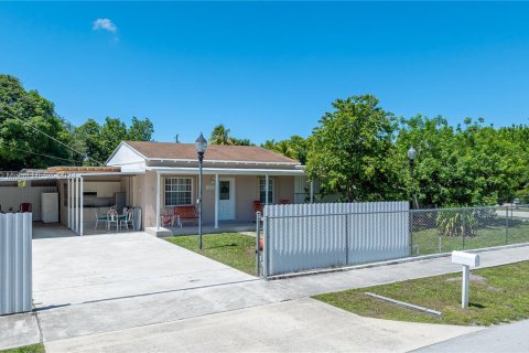 Villa ou maison à vendre à Miami Gardens, Floride: 2 chambres, 79.34 m2 № 1291857 - photo 2