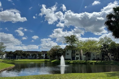 Condo in Coral Springs, Florida, 2 bedrooms  № 1405847 - photo 15