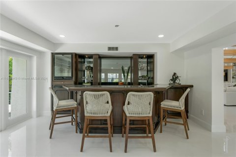 House in Coral Gables, Florida 4 bedrooms, 498.05 sq.m. № 1241143 - photo 7