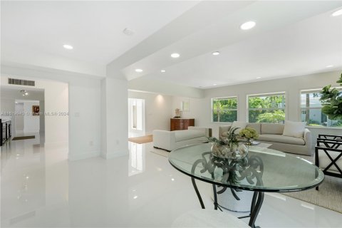 House in Coral Gables, Florida 4 bedrooms, 498.05 sq.m. № 1241143 - photo 6