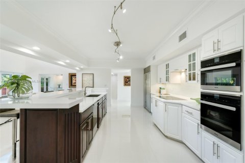 House in Coral Gables, Florida 4 bedrooms, 498.05 sq.m. № 1241143 - photo 11