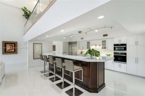 House in Coral Gables, Florida 4 bedrooms, 498.05 sq.m. № 1241143 - photo 14